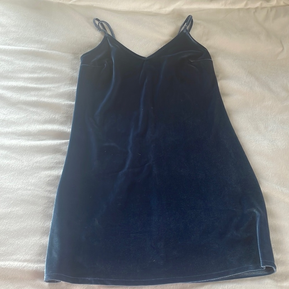 velvet, adjustable straps, no stains or rips